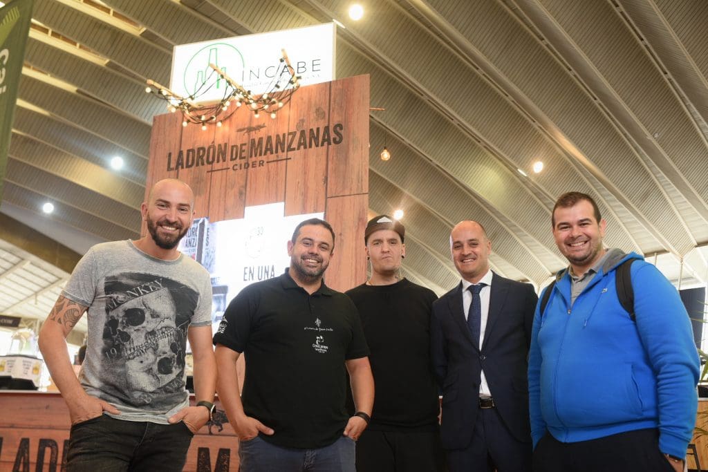 Hombres posando para Ladrón de Manzanas