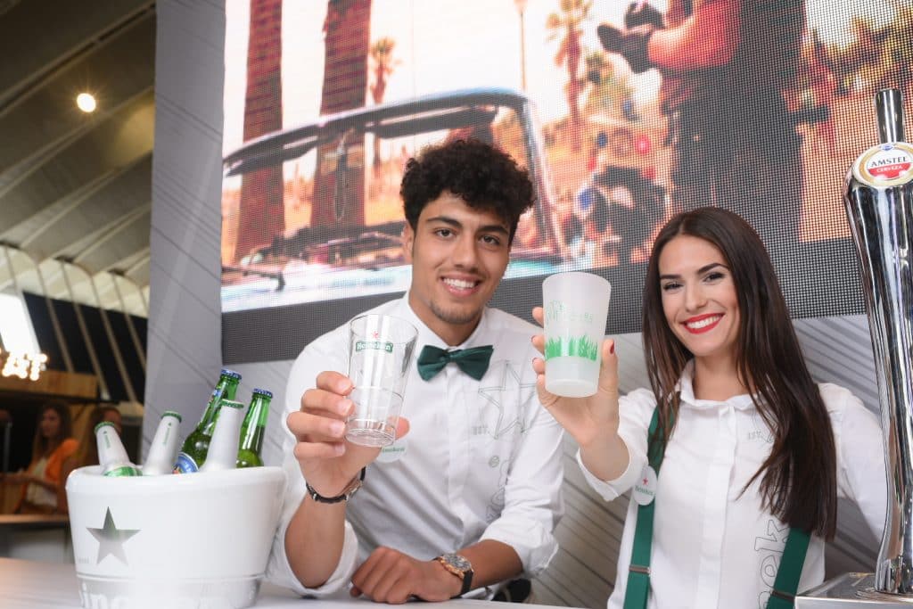 Camareros sujetando vasos de Incabe