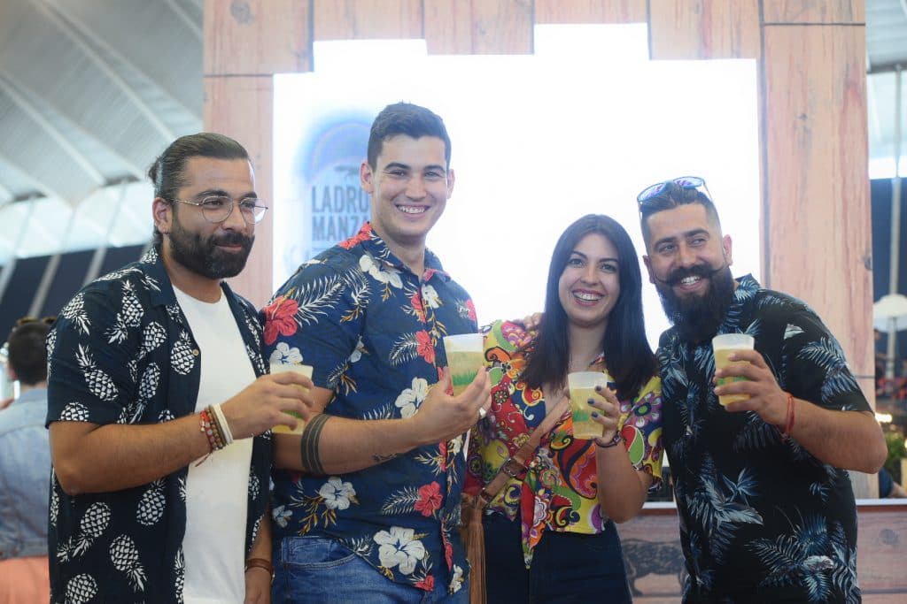 Gente bebiendo cerveza