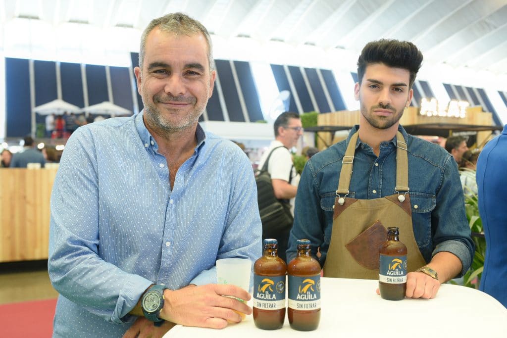 Hombres bebiendo cerveza El Aguila