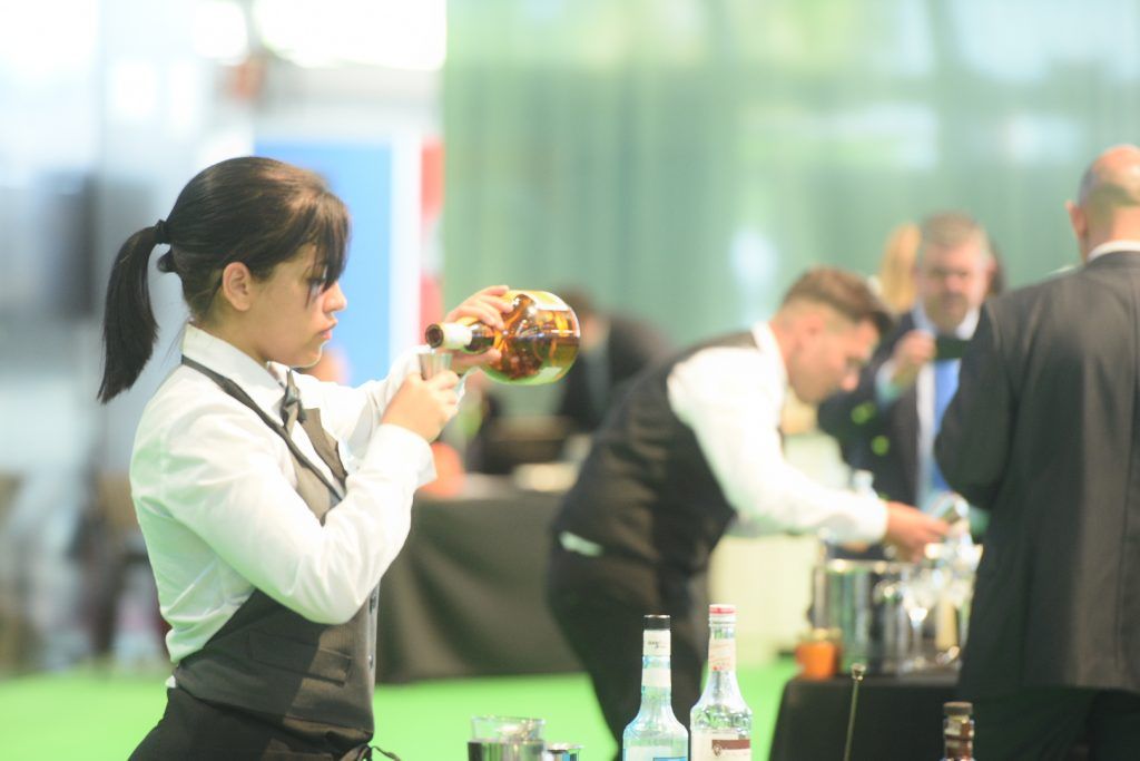Mujer preparando un cocktail