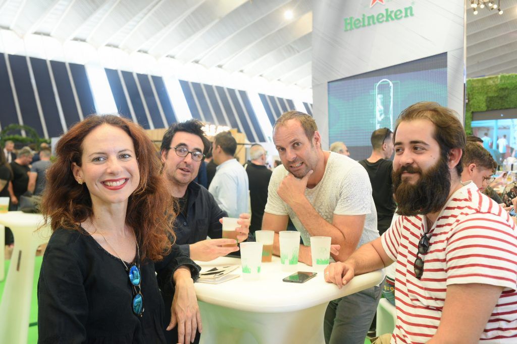 Gente en el stand de Heineken