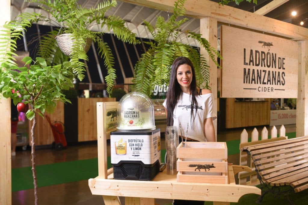 Azafata stand Ladron de Manzanas